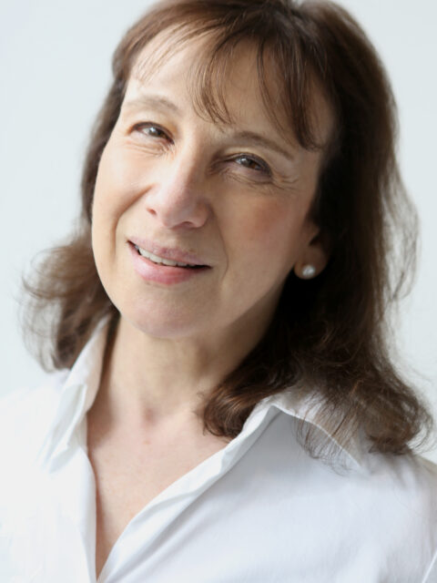 Ms Stephanie Bach