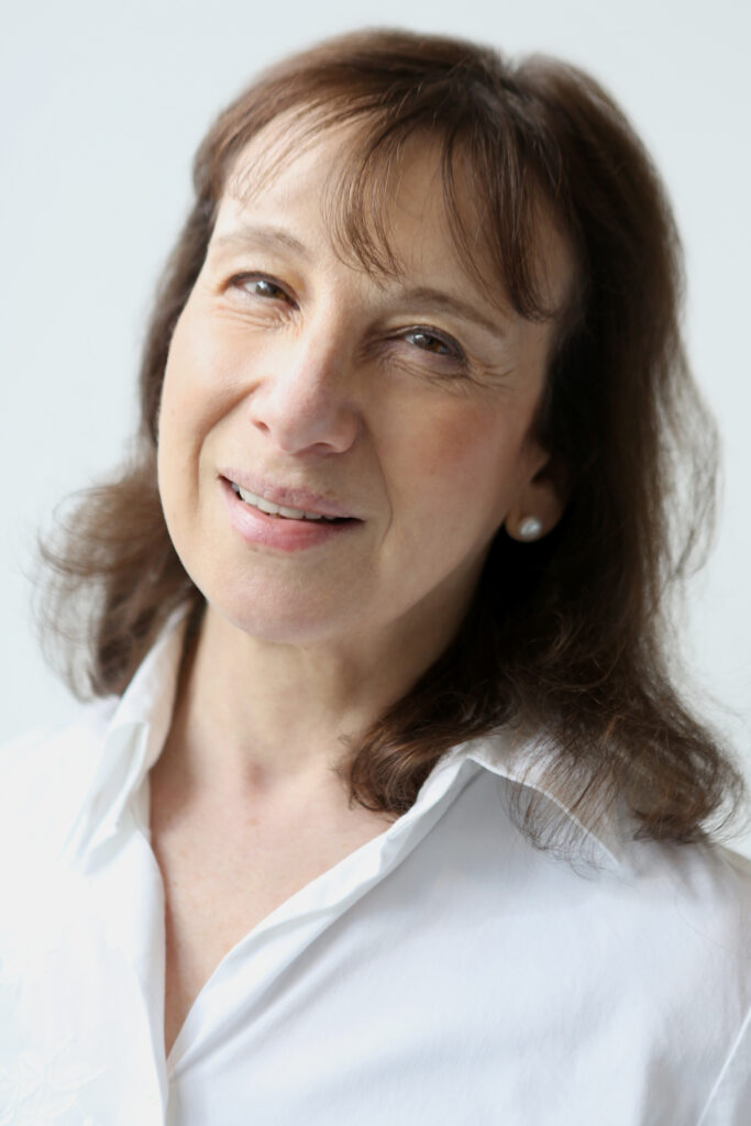 Ms Stephanie Bach